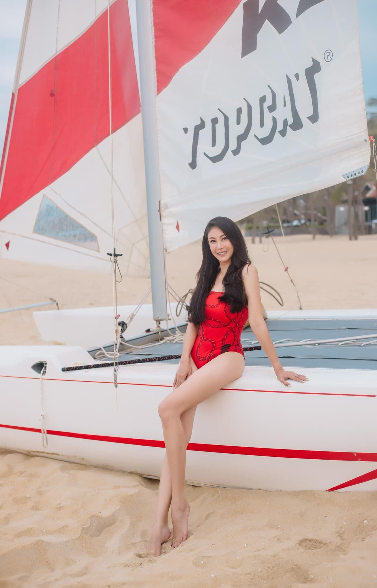 Nhan sắc nóng bỏng ở tuổi tứ tuần của HHVN 1992 khiến fans ngưỡng mộ.