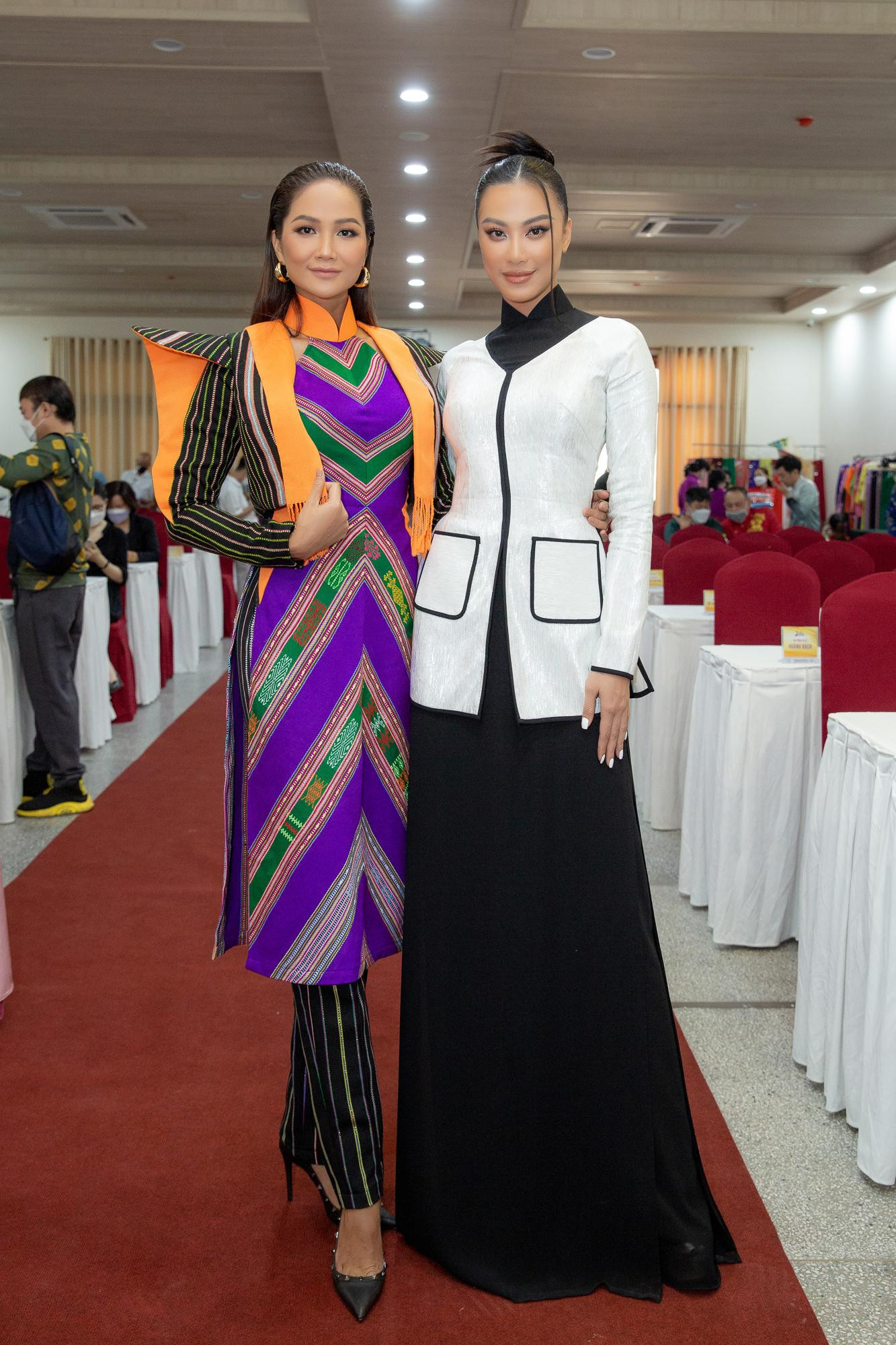 Tại sự kiện, H'Hen Niê có dịp hội ngộ với đàn em thân thiết là Á hậu Kim Duyên.