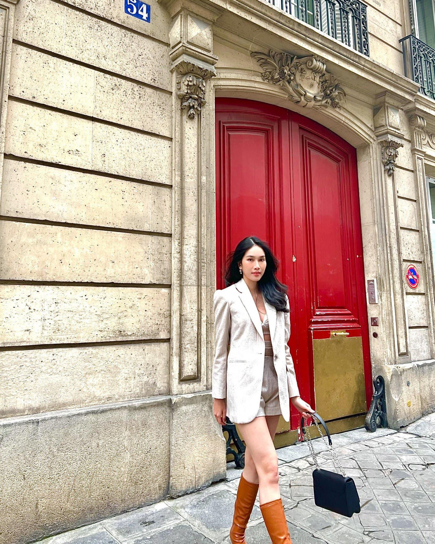 Sải bước trên đường phố Paris, người đẹp gây ấn tượng với nhan sắc cực kỳ ngọt ngào và quyến rũ của mình.