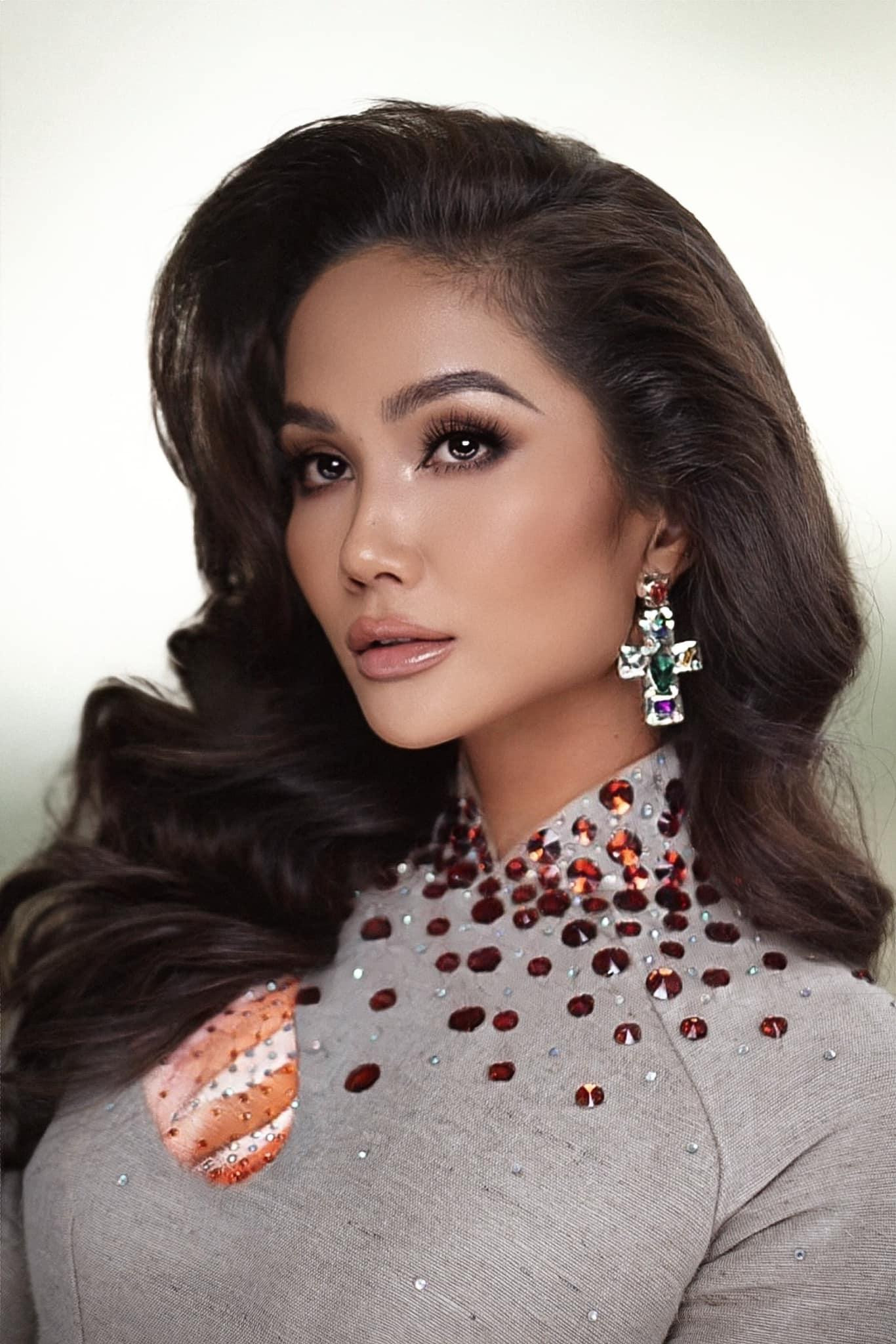 Người đẹp Ê Đê là đại sứ của lễ hội áo dài năm nay. Người đẹp Ê Đê là đại sứ của lễ hội áo dài năm nay.