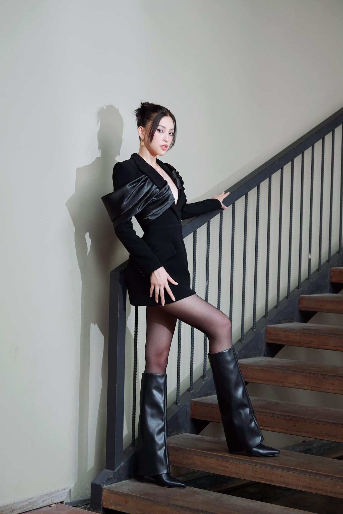 Hoa hậu Tiểu Vy diện cả 'cây đen' cực kỳ cá tính và nóng bỏng, khoe trọn vóc dáng quyến rũ.