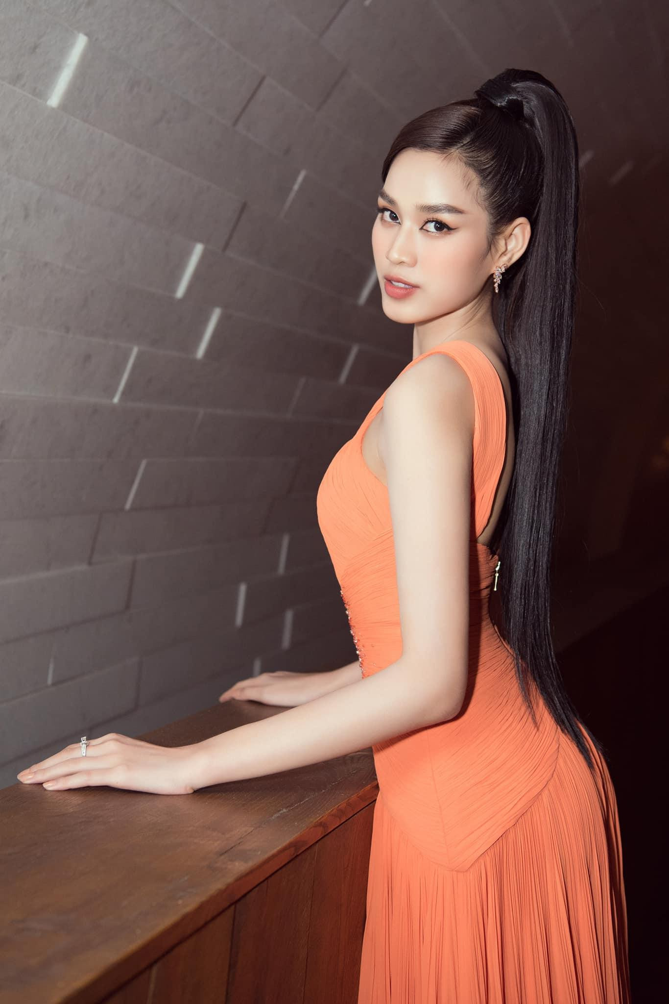 Với khả năng giao tiếp tiếng Anh ngày càng tiến bộ của mình, Đỗ Thị Hà chia sẻ sự tự tin khi bước vào phần thi này. Trước đó, cô cũng tiết lộ sẽ không dùng phiên dịch tiếng Anh trong phần thi ứng xử nếu có cơ hội lọt vào top 5 trong đêm chung kết.