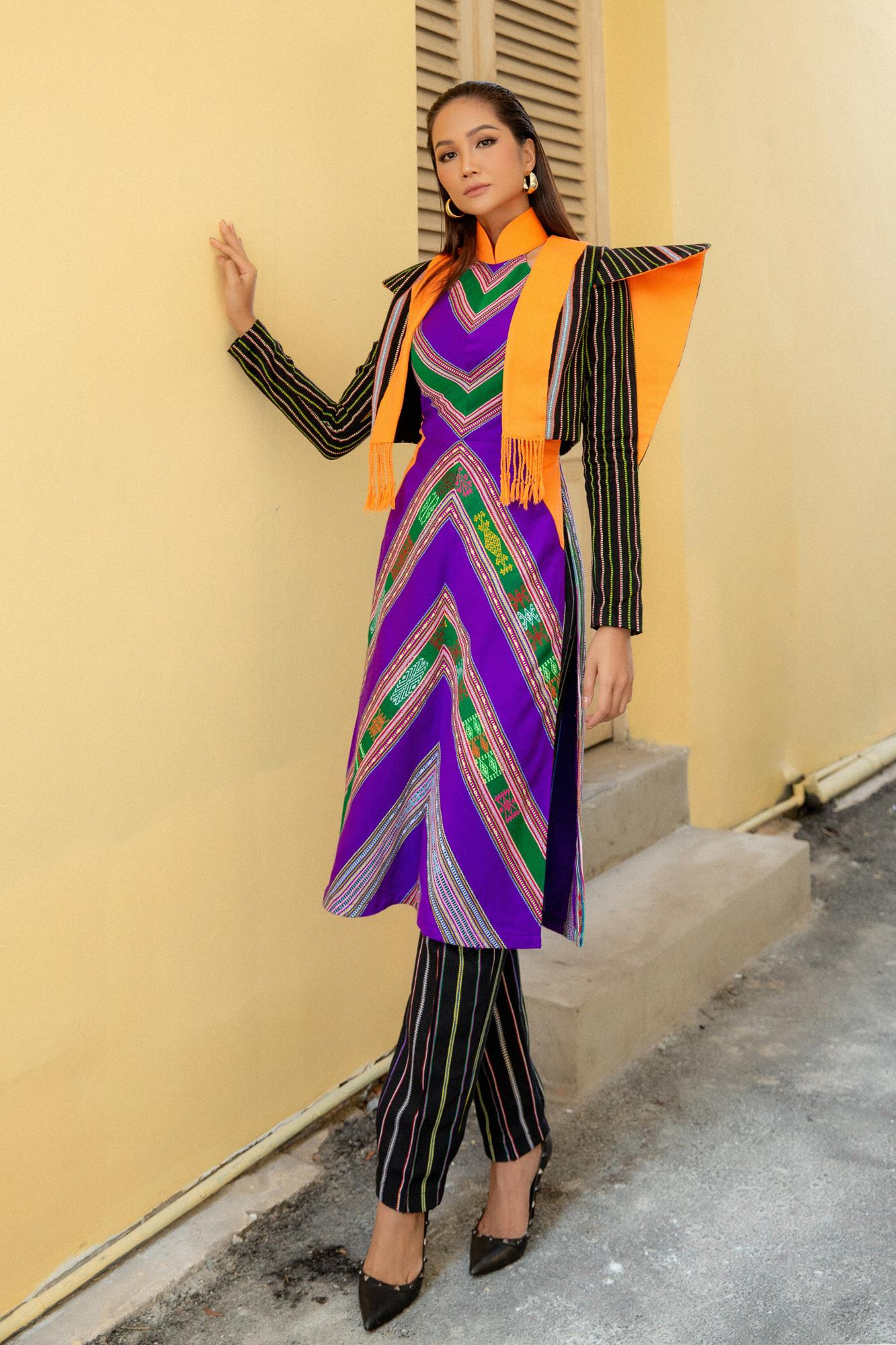 H'Hen Niê diện tà áo dài thổ cẩm đặc trưng gắn liền với văn hoá quê hương cô, tuy nhiên được cách điệu vô cùng độc đáo và rực rỡ, thu hút sự chú ý của các khách mời.