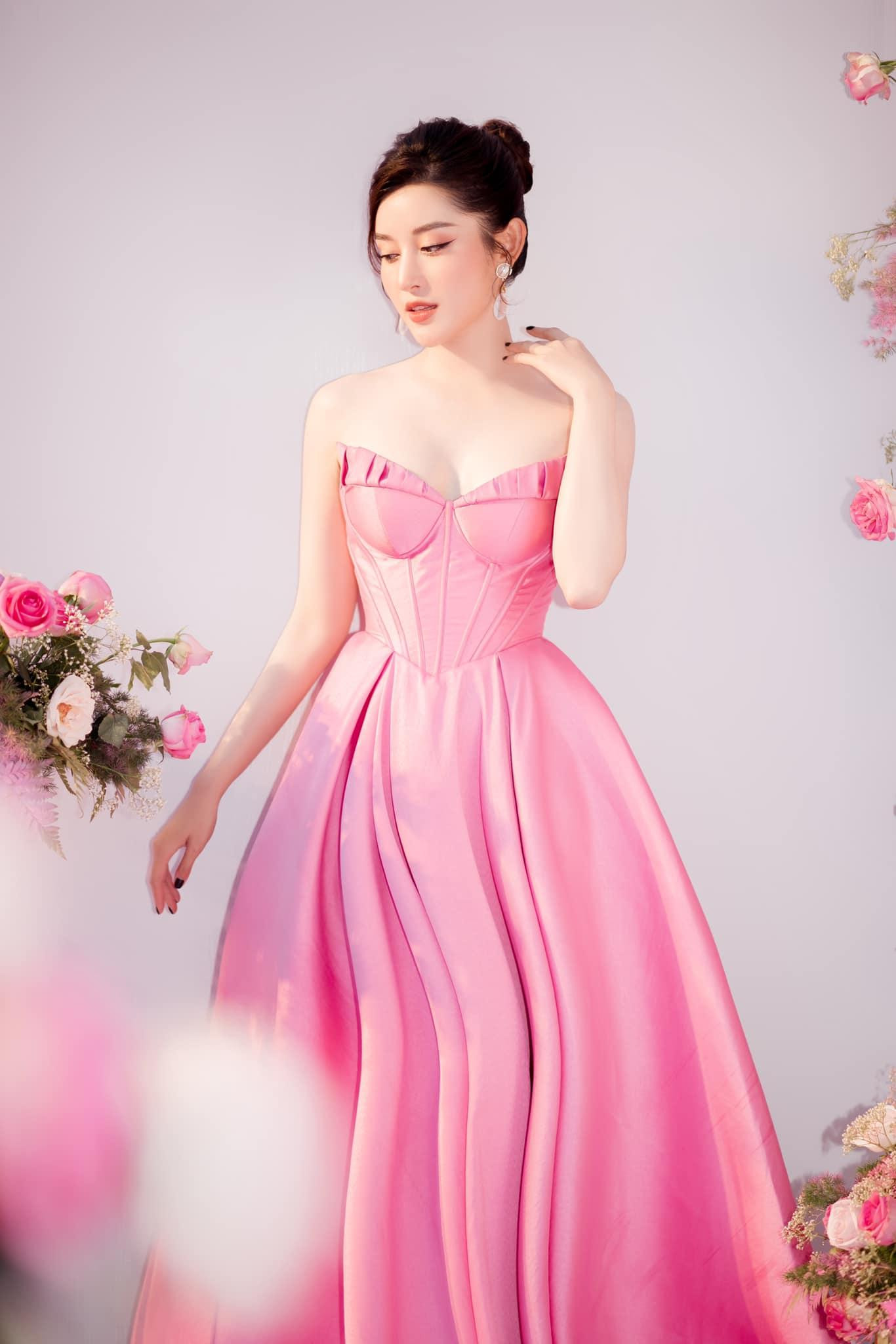 Thời gian gần đây người đẹp ít hoạt động showbiz hơn mà tập trung vào công việc biên tập viên của một kênh thể thao. Thời gian gần đây người đẹp ít hoạt động showbiz hơn mà tập trung vào công việc biên tập viên của một kênh thể thao.