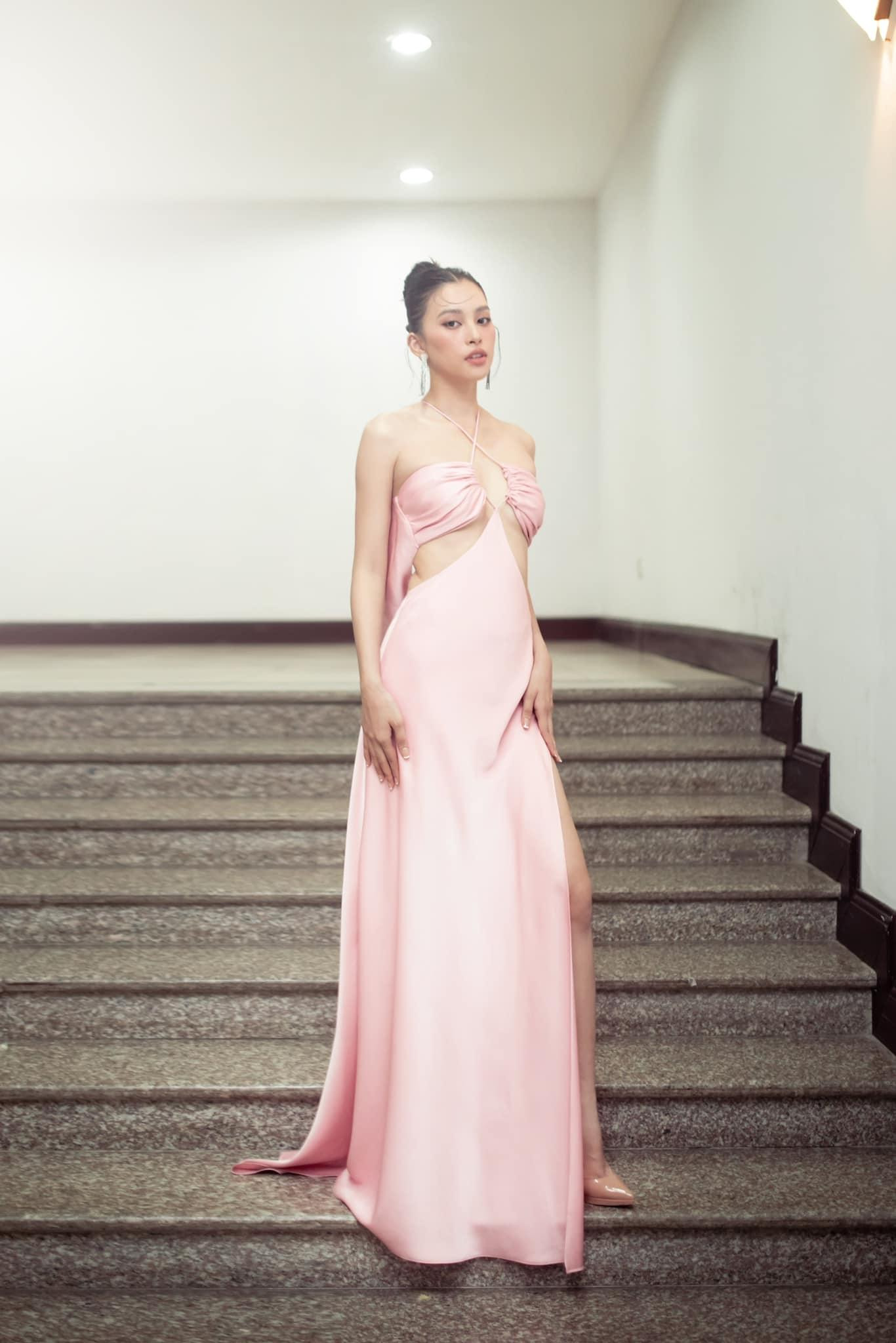 Thiết kế giúp Hoa hậu Việt Nam 2018 khoe trọn body nóng bỏng, quyến rũ.