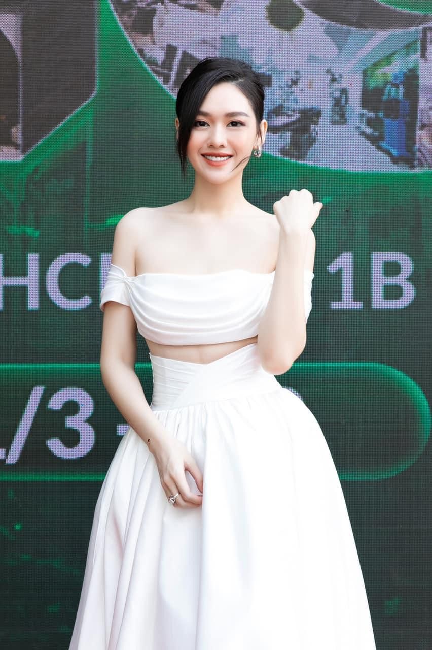 Thiết kế trễ vai với đường cut-out ở vòng eo giúp bà mẹ một con khoe trọn đường cong quyến rũ.