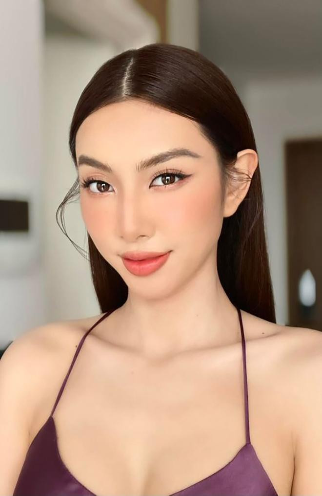 Hoa hậu Thuỳ Tiên diện váy hai dây nóng bỏng khoe vai trần quyến rũ.