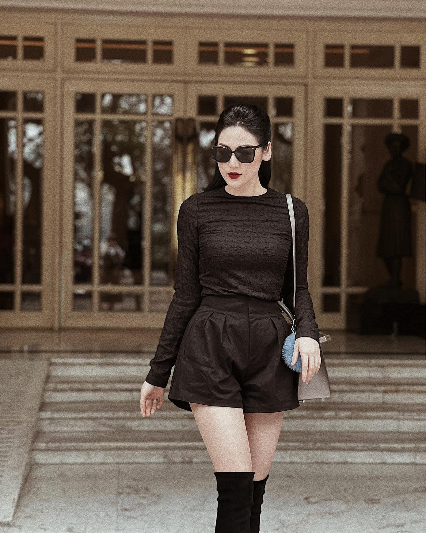 Á hậu Tú Anh diện cả 'cây' đen sang chảnh khoe chân dài quyến rũ.