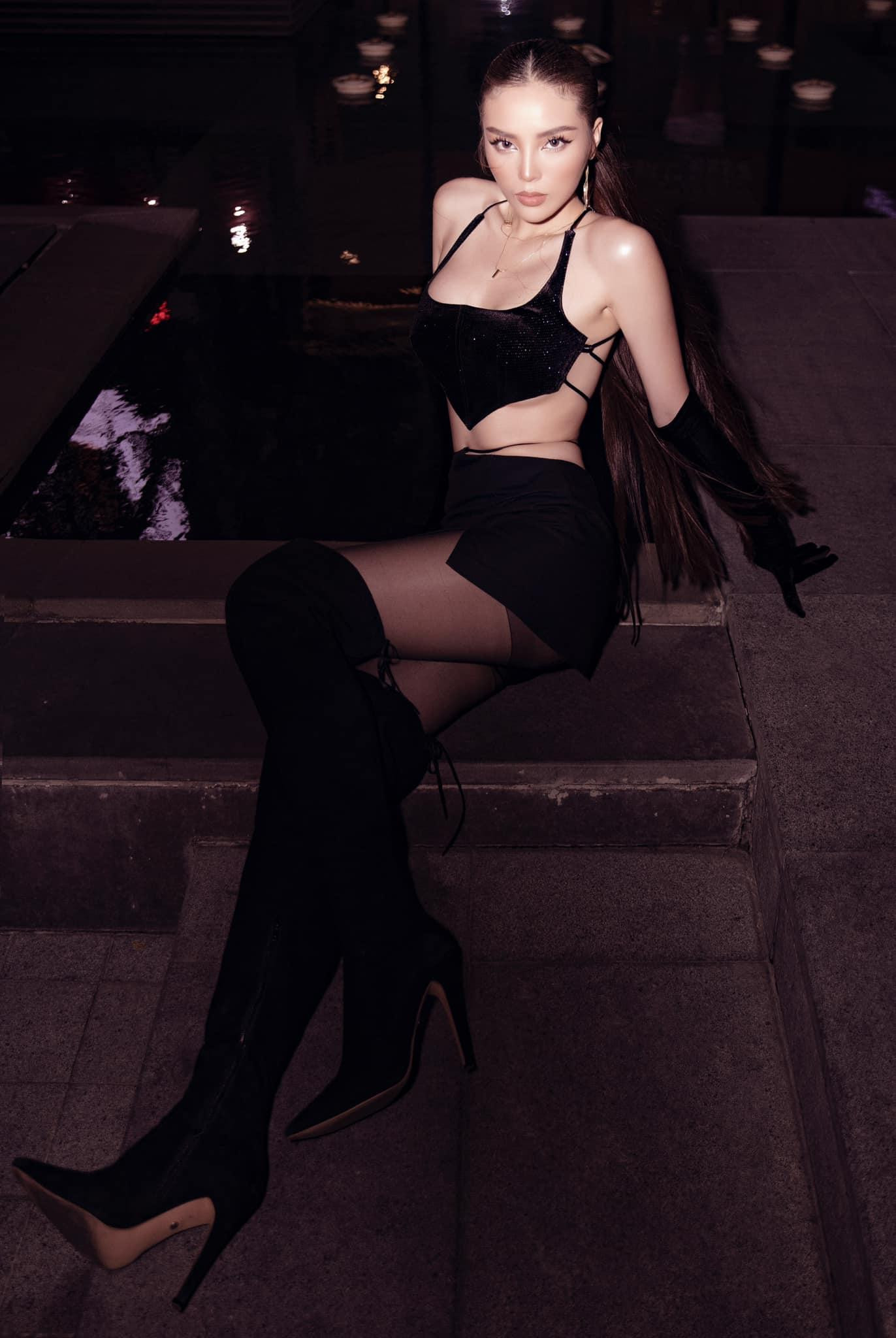 Thiết kế cut-out cực kỳ táo bạo giúp Hoa hậu Việt Nam 2014 khoe trọn đường cong hoàn hảo.