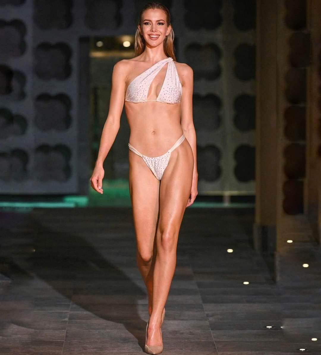 Hình thể nóng bỏng của dàn thí sinh nhận được rất nhiều lời khen ngợi.