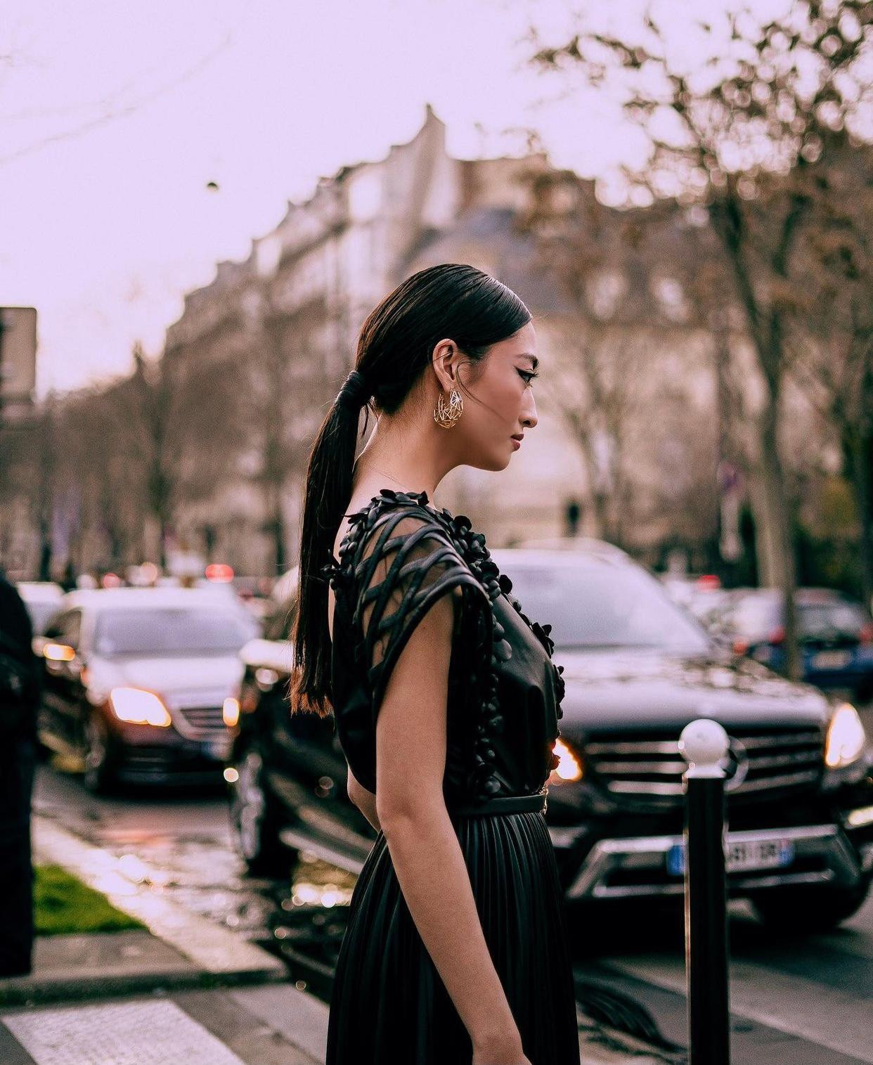 Cách trang điểm và làm tóc cực ấn tượng của nàng hậu gốc Cao Bằng cũng giúp cô toát lên khí chất đầy kiêu sa. Cách trang điểm và làm tóc cực ấn tượng của nàng hậu gốc Cao Bằng cũng giúp cô toát lên khí chất đầy kiêu sa.