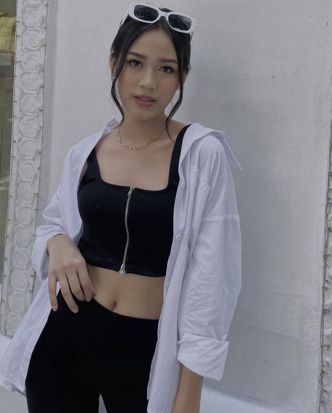 Đôi khi Đỗ Thị Hà phối crop-top cùng áo sơ-mi khoác hờ hững bên ngoài để tạo nên phong cách cá tính và bụi bặm.