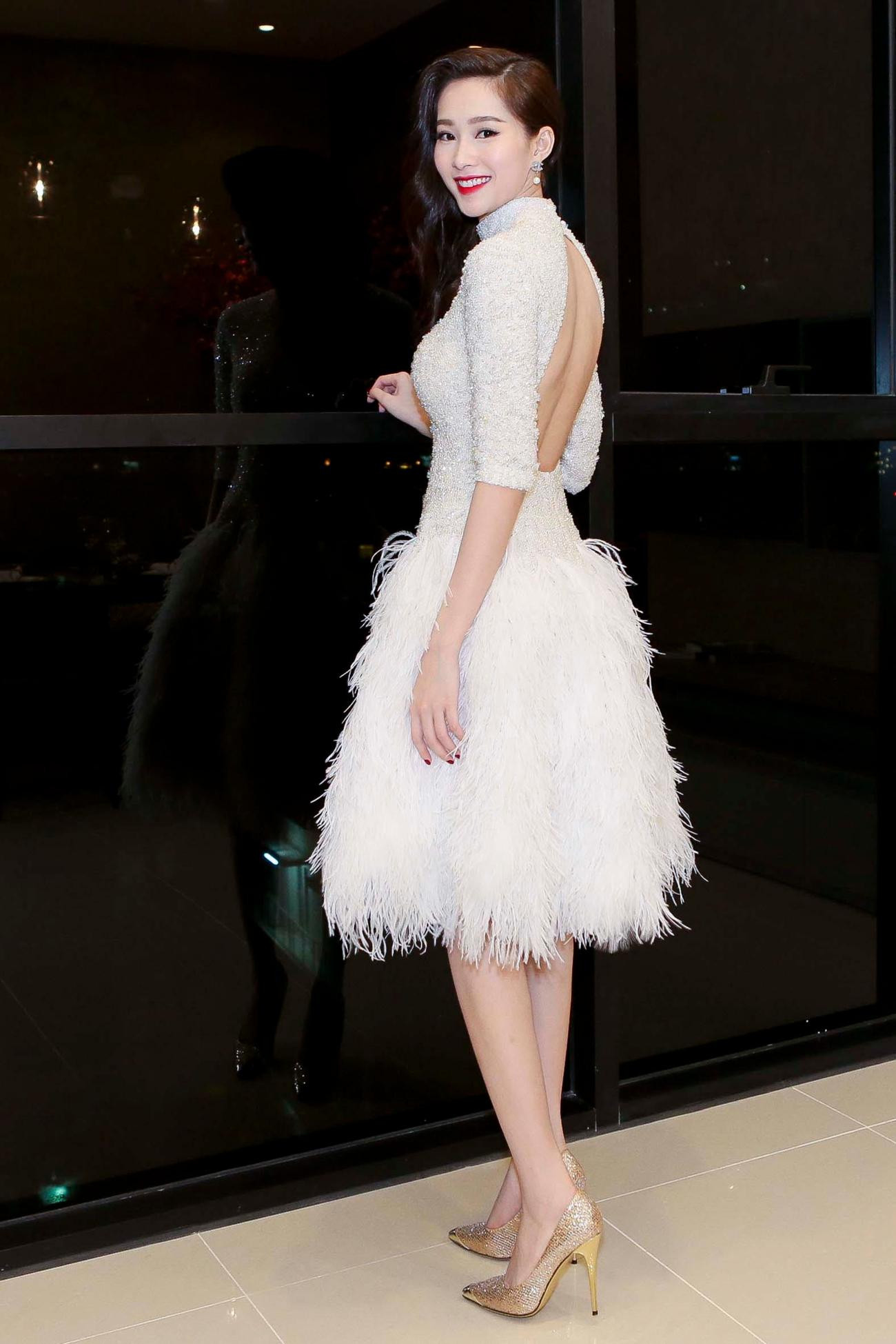 Hoa hậu Thu Thảo đẹp tựa 'thần tiên tỷ tỷ' trong bộ váy lông vũ trắng tinh khiết. Hoa hậu Thu Thảo đẹp tựa 'thần tiên tỷ tỷ' trong bộ váy lông vũ trắng tinh khiết.