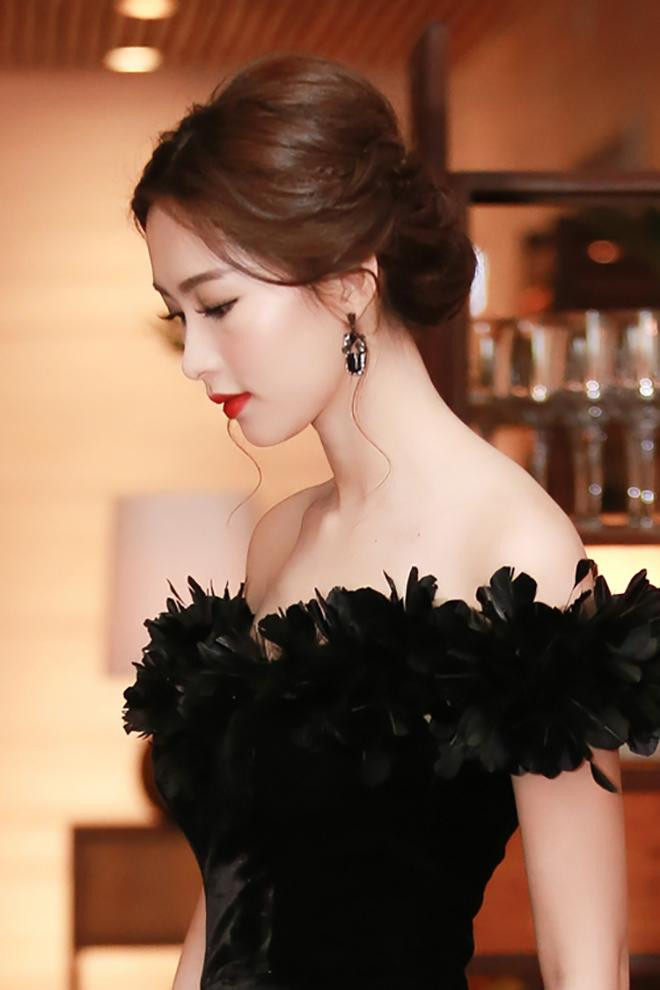 Người đẹp vẫn chinh phục được thiết kế đính lông vũ tông màu đen vốn rất kén người mặc bởi vẻ đẹp 'thoát tục' của mình. Người đẹp vẫn chinh phục được thiết kế đính lông vũ tông màu đen vốn rất kén người mặc bởi vẻ đẹp 'thoát tục' của mình.