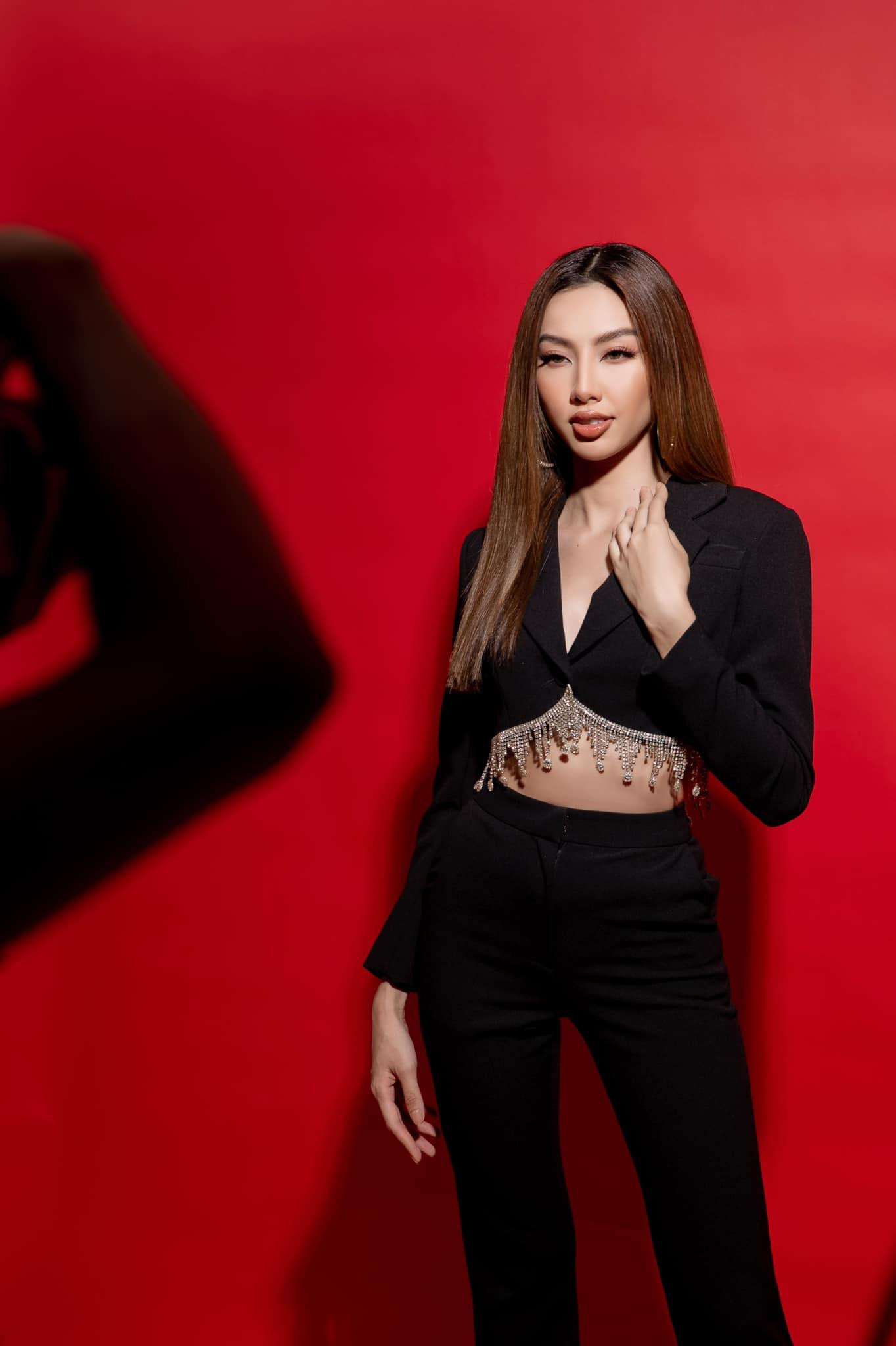 Bộ suit tông màu đen với chi tiết cut-out táo bạo ở vòng eo cùng tôn lên nhan sắc kiêu sa và xinh đẹp của Đỗ Thị Hà và Thuỳ Tiên.