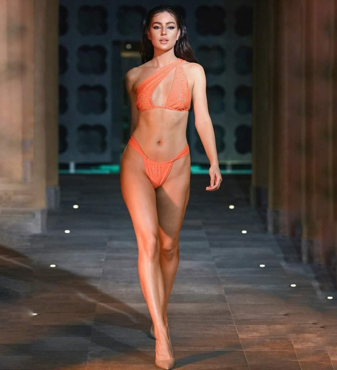 Phần thi phụ này được tổ chức như một show diễn thời trang. Các thí sinh diện đồ giống nhau từ bikini cho đến make-up, kiểu tóc.