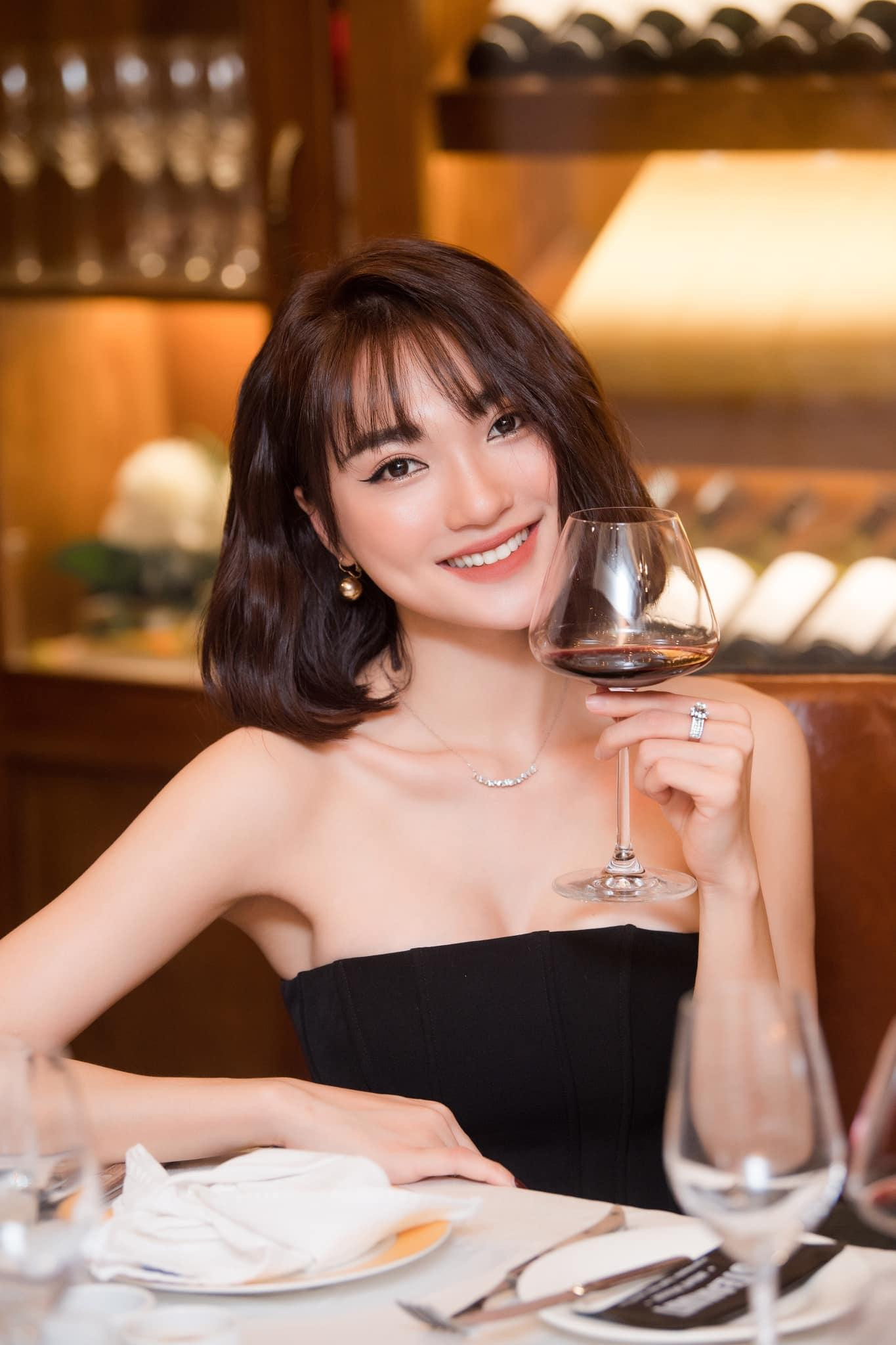 Nhan sắc của top 10 Hoa hậu Hoàn vũ Việt Nam 2017 nhận được nhiều lời khen ngợi. Nhan sắc của top 10 Hoa hậu Hoàn vũ Việt Nam 2017 nhận được nhiều lời khen ngợi.