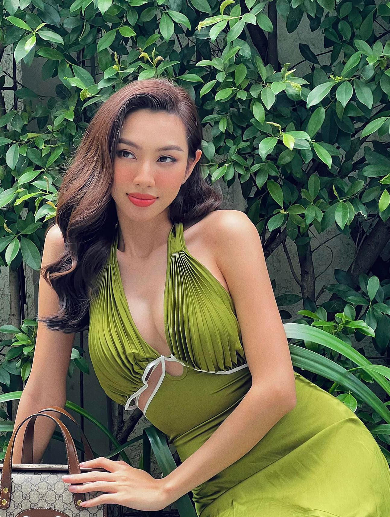 Trên trang cá nhân, Hoa hậu Thuỳ Tiên đăng tải loạt ảnh mới khiến các fans trầm trồ vì nhan sắc ngày càng xinh đẹp và quyến rũ. Cô diện bộ váy lụa với chi tiết cut-out cực táo bạo khoe trọn vòng 1 nóng bỏng. Trên trang cá nhân, Hoa hậu Thuỳ Tiên đăng tải loạt ảnh mới khiến các fans trầm trồ vì nhan sắc ngày càng xinh đẹp và quyến rũ. Cô diện bộ váy lụa với chi tiết cut-out cực táo bạo khoe trọn vòng 1 nóng bỏng.