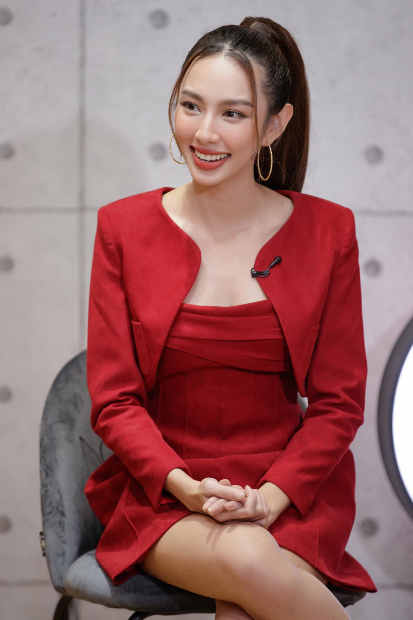 Cũng với thiết kế này nhưng Hoa hậu Thuỳ Tiên phối thêm chiếc áo khoác có cùng tông màu.