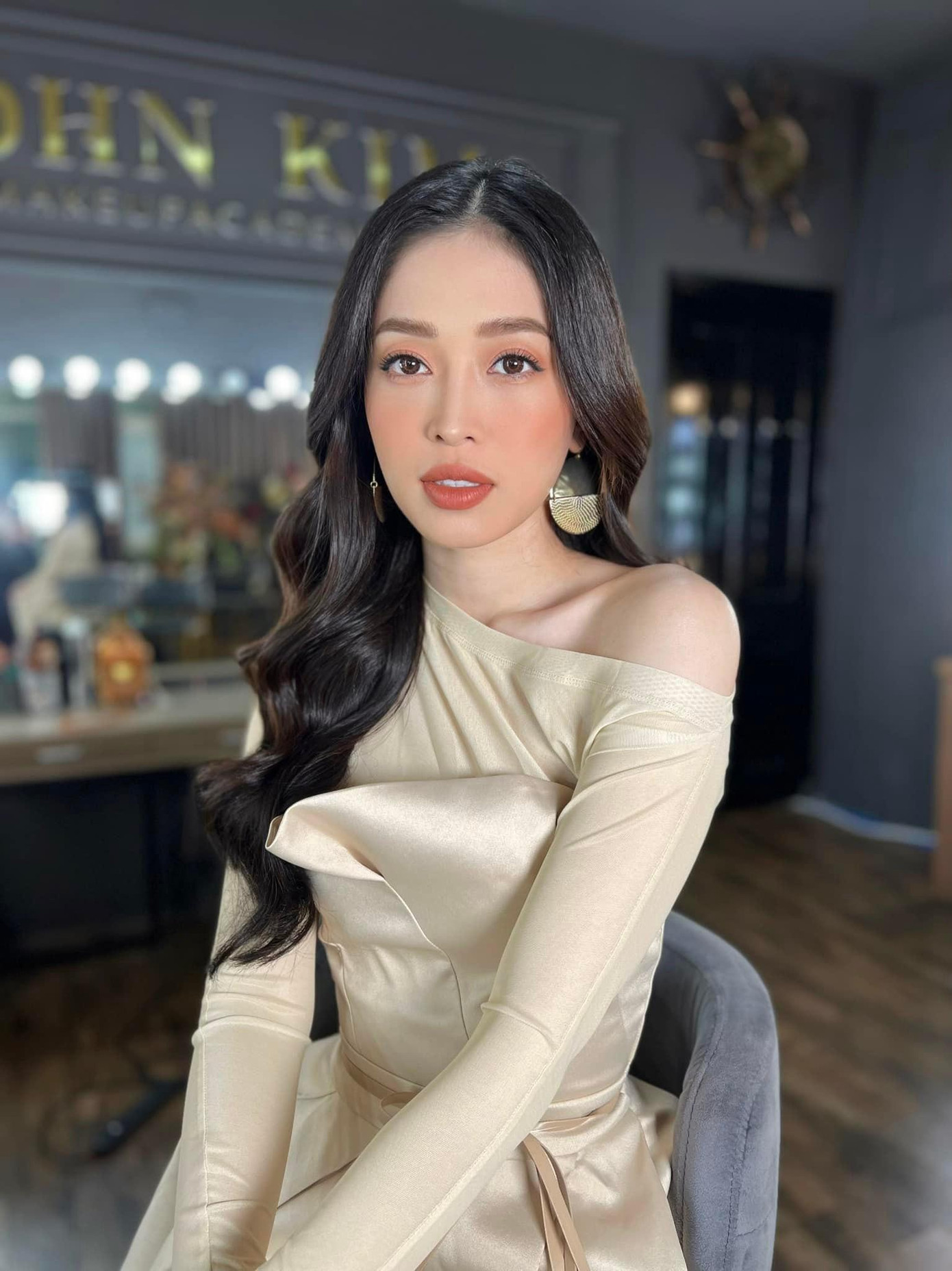 Á hậu Phương Nga yêu kiều và quyến rũ khi diện váy trễ vai tông màu kem gợi cảm.