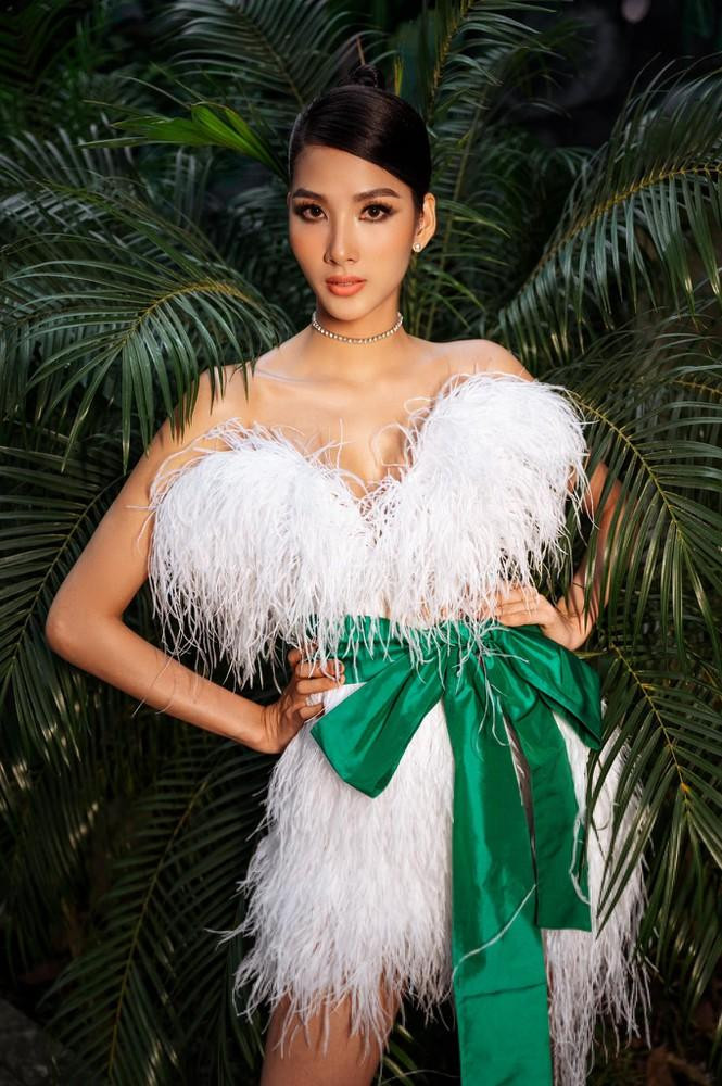 Á hậu Hoàng Thuỳ đẹp không tì vết khi khoác lên mình bộ váy lông vũ trắng muốt. Á hậu Hoàng Thuỳ đẹp không tì vết khi khoác lên mình bộ váy lông vũ trắng muốt.