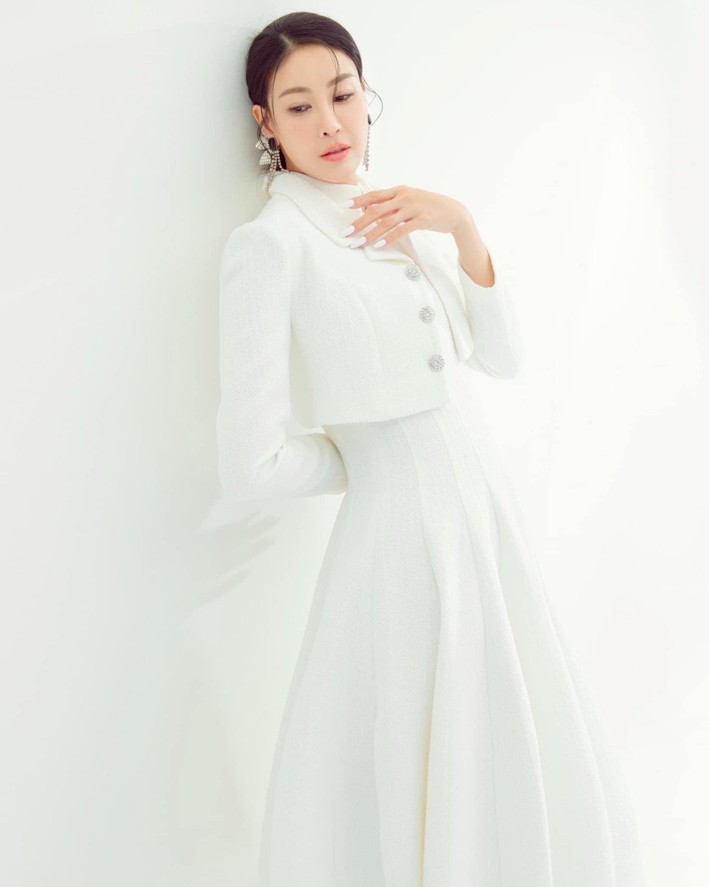 Hoa hậu Hà Kiều Anh tinh khiết, sang trọng khi diện váy tông màu trắng kín đáo.