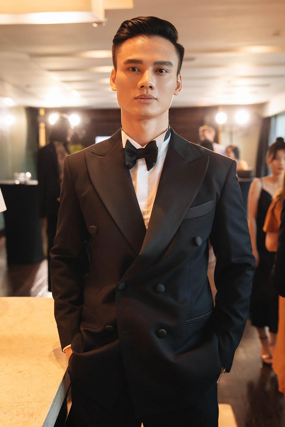 Thí sinh Minh Khắc sở hữu vẻ ngoài điển trai, lịch lãm.