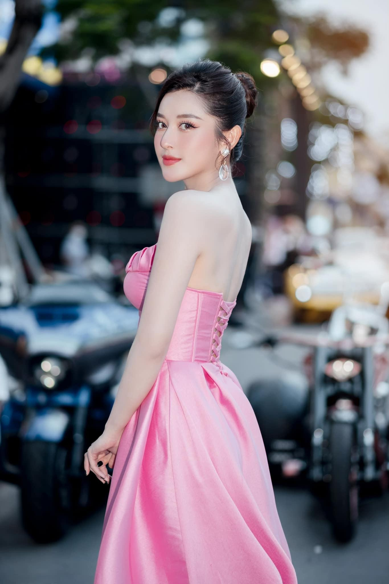 Huyền My khoe trọn lưng trần gợi cảm và làn da trắng hồng không tì vết. Huyền My khoe trọn lưng trần gợi cảm và làn da trắng hồng không tì vết.