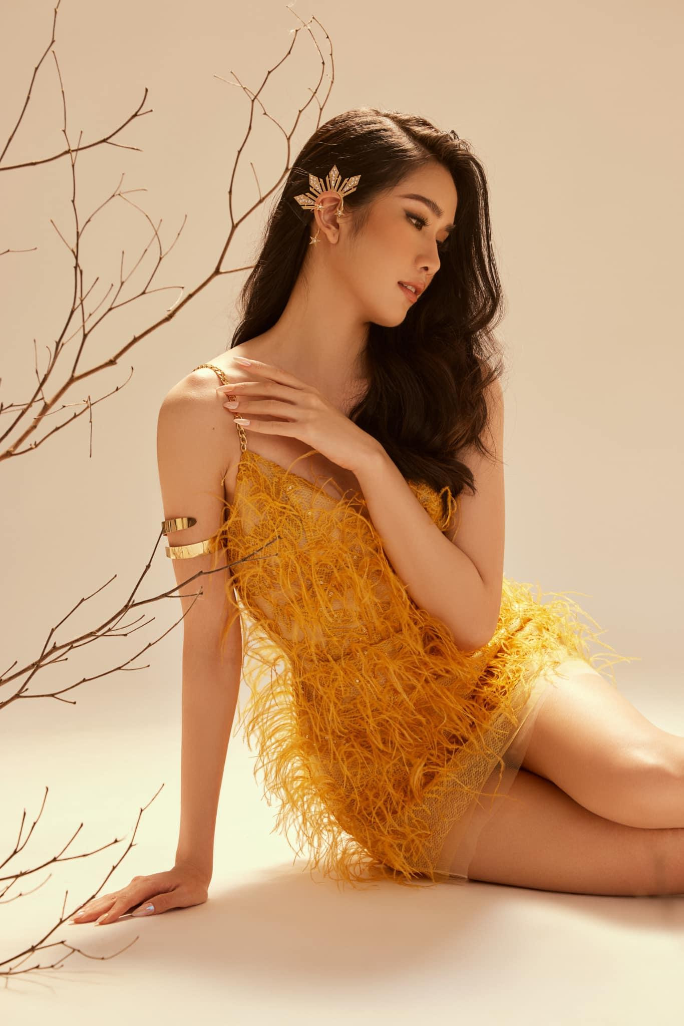 Á hậu Phương Anh đẹp như 'nữ thần mặt trời' khi diện bộ váy lông vũ tông màu vàng rực. Á hậu Phương Anh đẹp như 'nữ thần mặt trời' khi diện bộ váy lông vũ tông màu vàng rực.