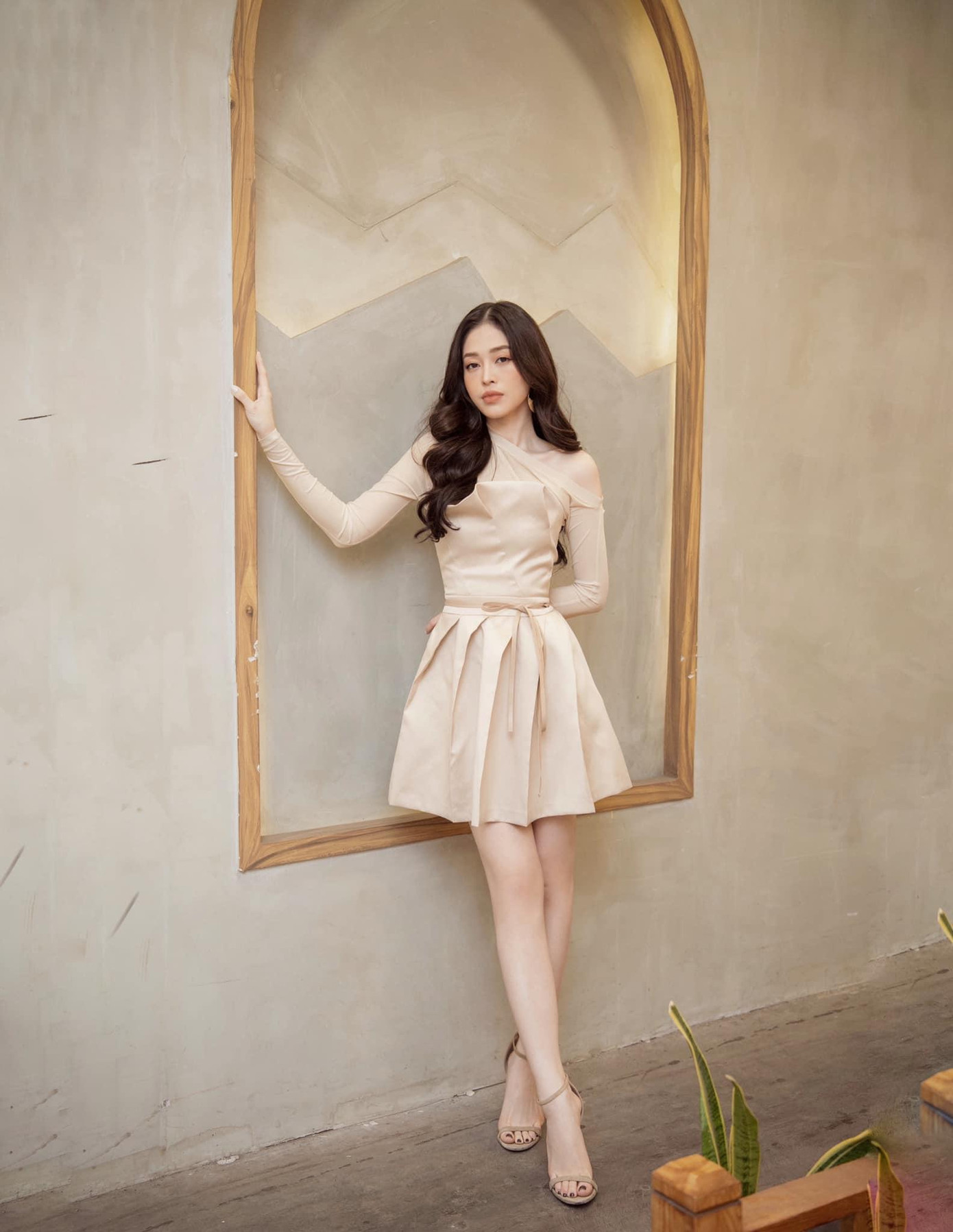 Á hậu Phương Nga khoe chân dài gợi cảm với bộ váy tông màu nude. Á hậu Phương Nga khoe chân dài gợi cảm với bộ váy tông màu nude.