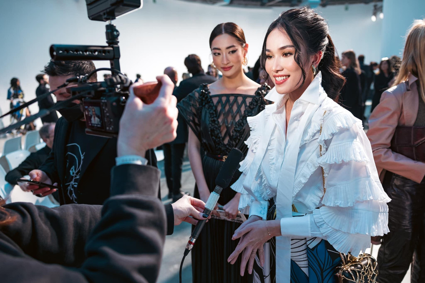 Á hậu Phương Anh cùng Hoa hậu Lương Thuỳ Linh tham dự show diễn của Elie Saab tại Paris.