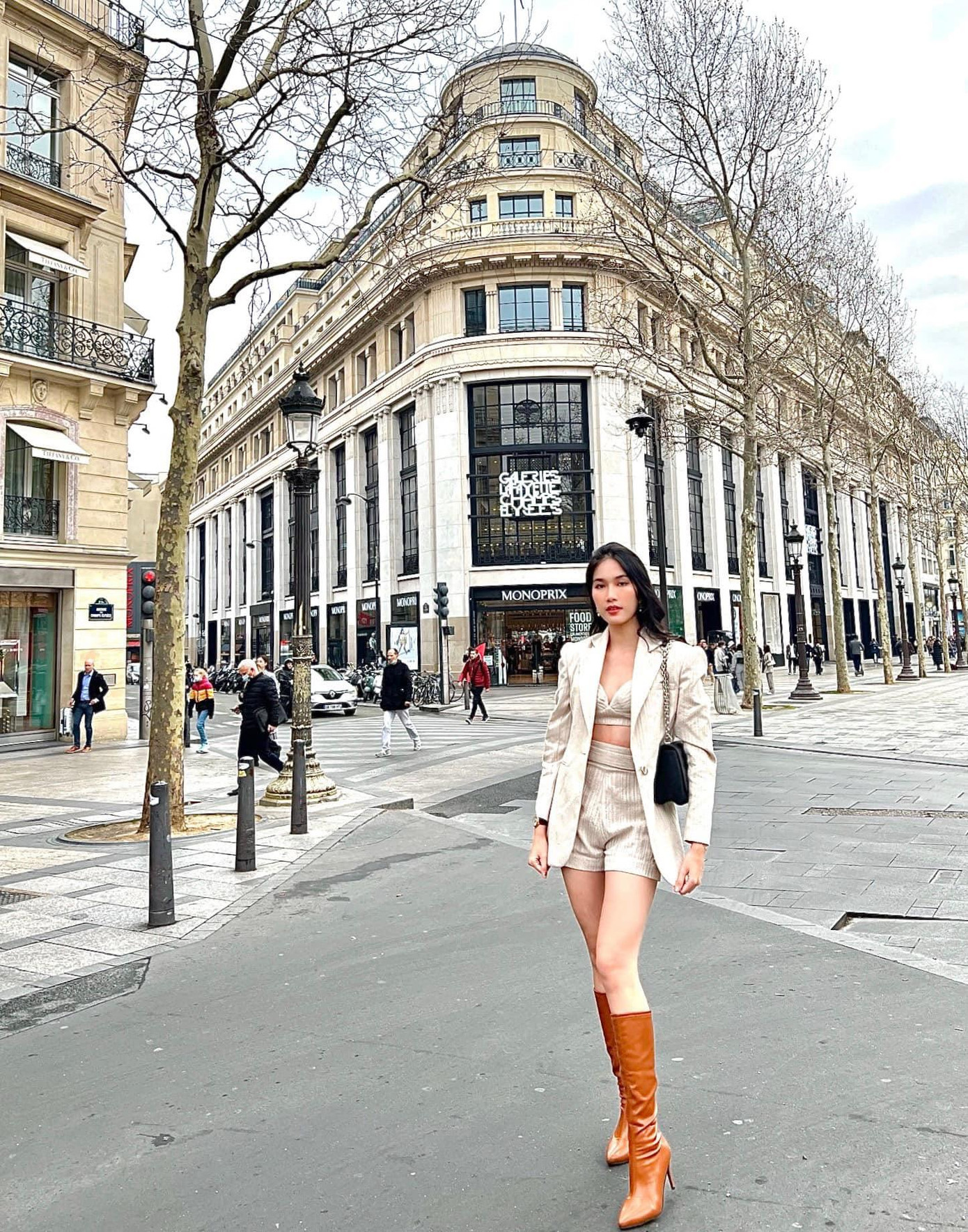 Ngay sau khi đặt chân tới Paris, nàng Á hậu xinh đẹp đã có một màn 'lên đồ' cực kỳ ấn tượng và sành điệu.