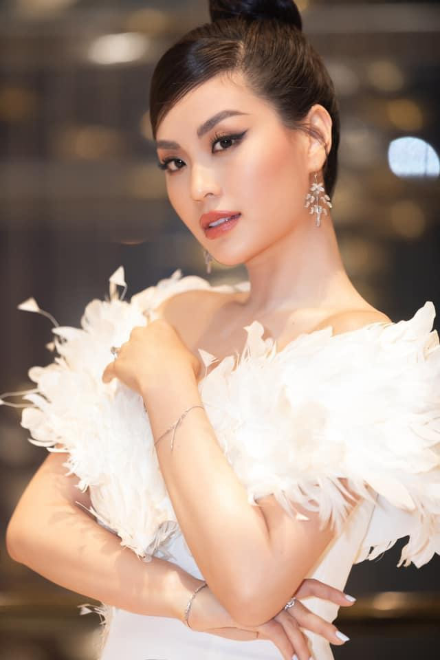 Á hậu Diễm Trang đẹp kiêu sa, trong trẻo trong thiết kế đính lông vũ màu trắng. Á hậu Diễm Trang đẹp kiêu sa, trong trẻo trong thiết kế đính lông vũ màu trắng.