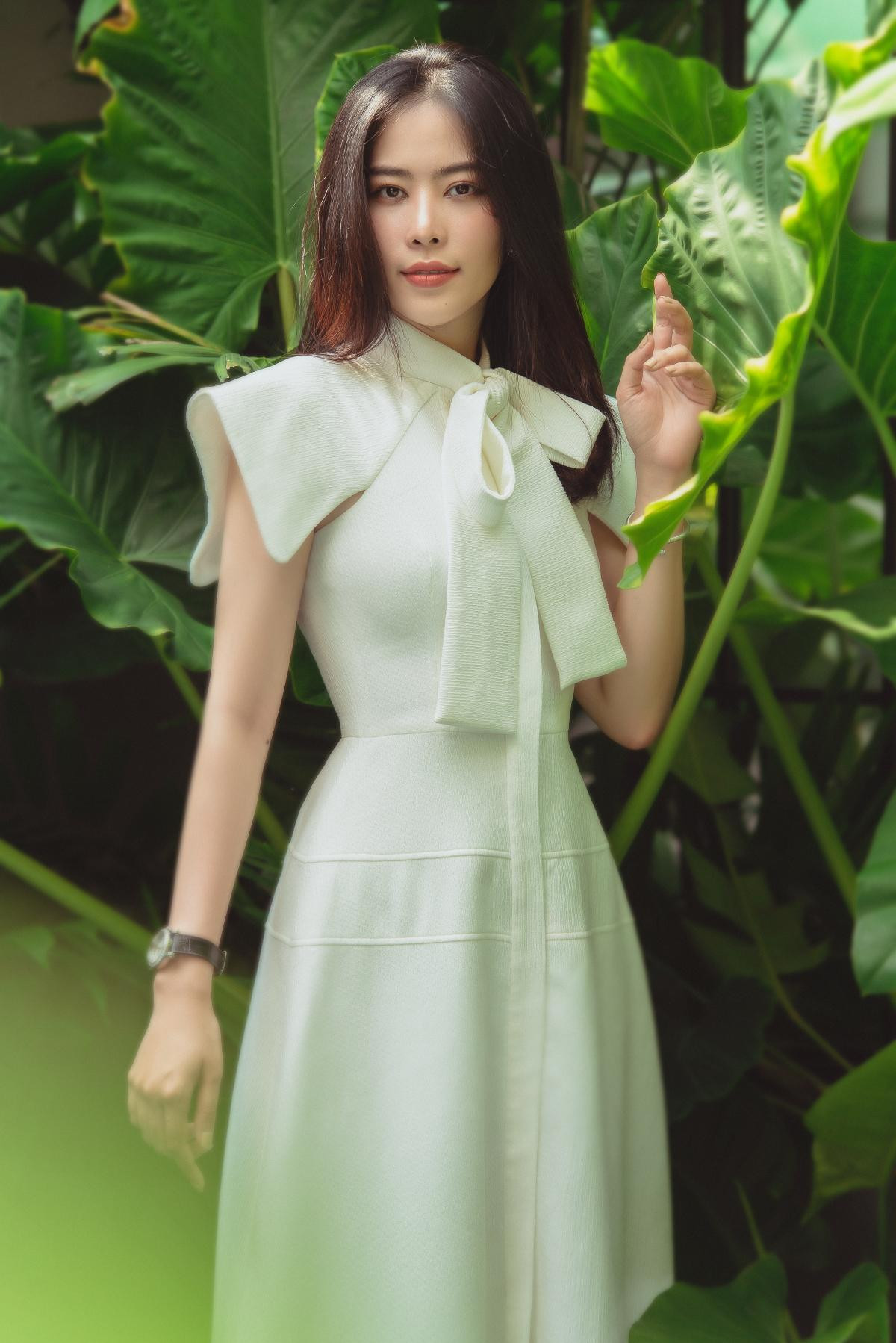 Người đẹp Nam Em cũng lựa chọn kiểu váy tông màu trắng dịu dàng này cho lần xuất hiện của mình. Người đẹp Nam Em cũng lựa chọn kiểu váy tông màu trắng dịu dàng này cho lần xuất hiện của mình.