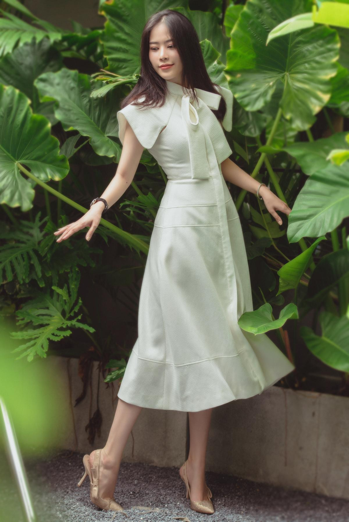 Bộ váy yêu kiều giúp Nam Em xinh đẹp như một 'nàng thơ' mơ mộng, trong trẻo. Bộ váy yêu kiều giúp Nam Em xinh đẹp như một 'nàng thơ' mơ mộng, trong trẻo.