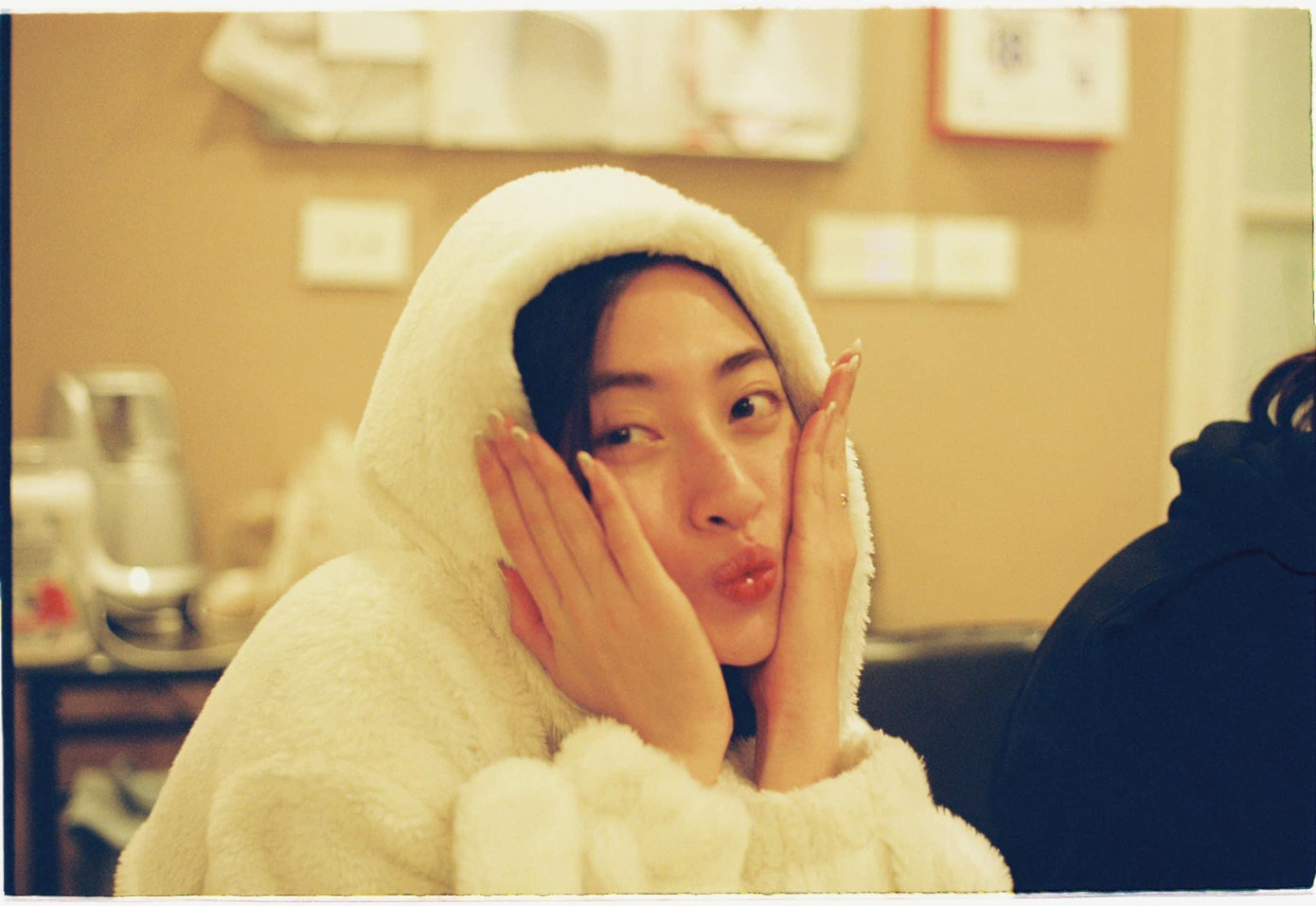 Hoa hậu Lương Thuỳ Linh nhí nhảnh và xinh đẹp trong chiếc áo bông trắng muốt.