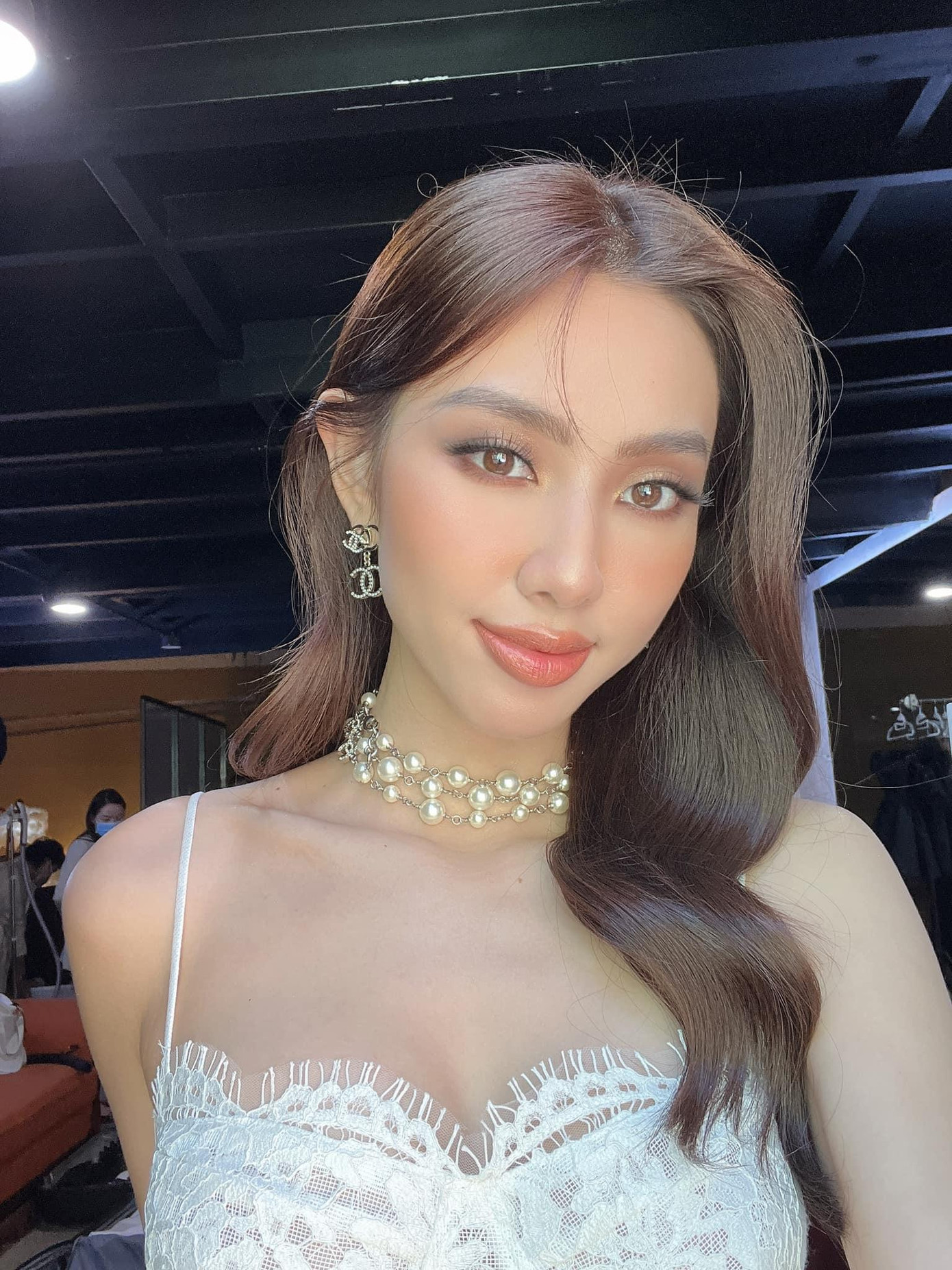 Hoa hậu Thuỳ Tiên khoe vòng một nóng bỏng với áo ren trắng.