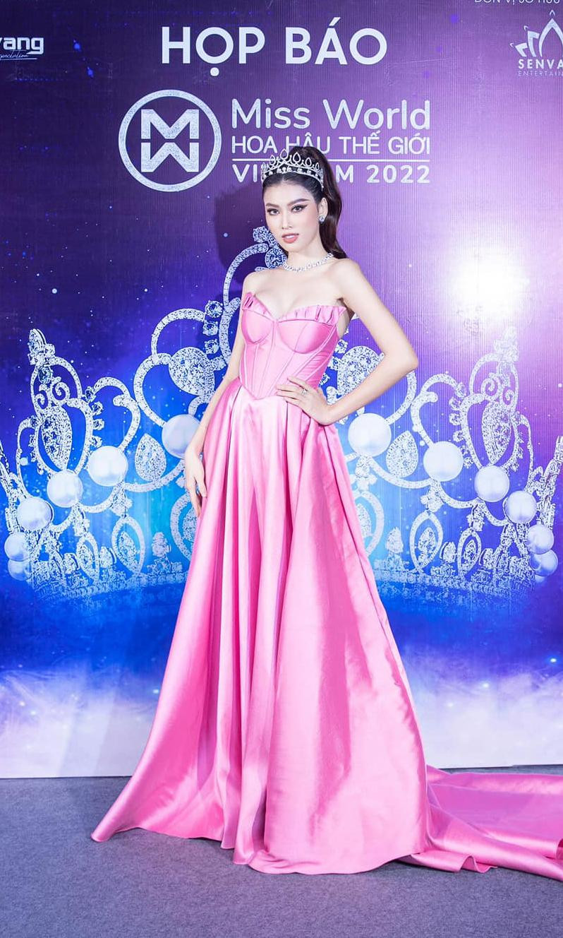 Thiết kế nổi bật này từng được Á hậu Ngọc Thảo mặc trước đó tại buổi họp báo giới thiệu cuộc thi Miss World Vietnam 2022. Thiết kế nổi bật này từng được Á hậu Ngọc Thảo mặc trước đó tại buổi họp báo giới thiệu cuộc thi Miss World Vietnam 2022.