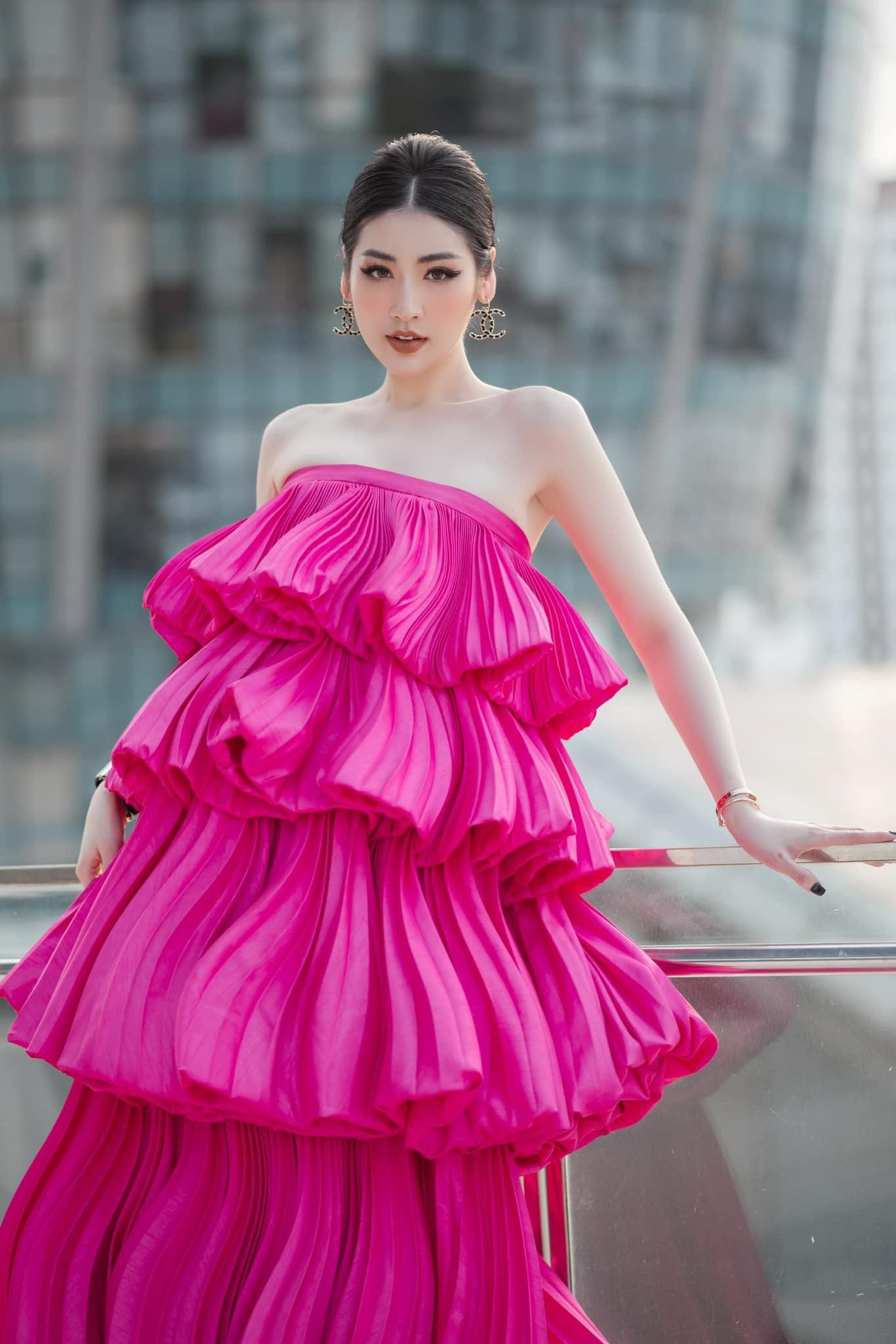 Thiết kế cúp ngực giúp người đẹp khoe trọn bờ vai trần quyến rũ và làn da trắng ngần không tì vết. Mặc dù mới mắc COVID-19 cách đây không lâu nhưng người đẹp đã có màn tái xuất ấn tượng.