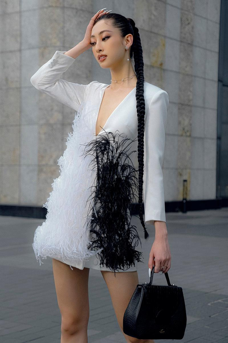 Kiểu váy lông vũ được đính kết trắng - đen đối xứng giúp Lương Thuỳ Linh toả sáng với vẻ đẹp tựa 'nữ thần'. Kiểu váy lông vũ được đính kết trắng - đen đối xứng giúp Lương Thuỳ Linh toả sáng với vẻ đẹp tựa 'nữ thần'.
