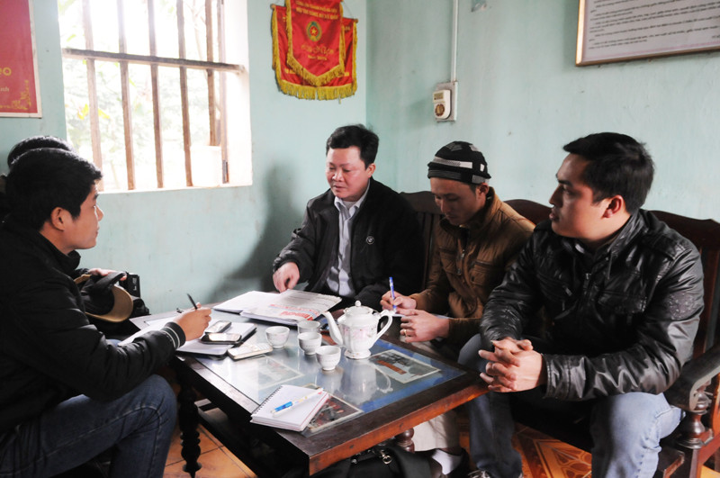 Đại diện công an huyện Thường Tín và xã Tân Minh làm việc với báo chí. Ảnh: Tuấn Nguyễn