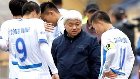 Bầu Kiên (giữa)khi còn chưa bị bắt và Công Vinh (trái)