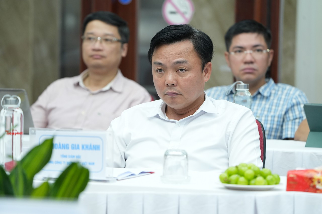 Ông Hoàng Gia Khánh, Tổng giám đốc Tổng công ty đường sắt Việt Nam. Ông Hoàng Gia Khánh, Tổng giám đốc Tổng công ty đường sắt Việt Nam.