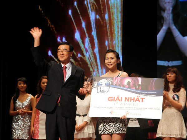 Giám đốc Trung tâm Văn hóa Hàn Quốc tại Việt Nam, Park Nark Jong trao giải nhất cuộc thi cho Thu Thủy