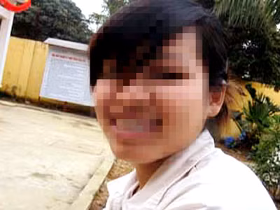 "Em tò mò, tin rồi nghe bạn, giấu gia đình, đi…”- Bé ngậm ngùi kể.