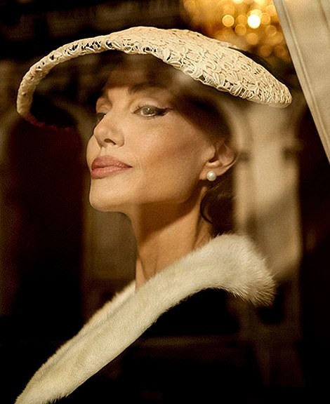 Mục đích chính của Angelina trong chuyến đi đến Italy là quảng bá cho Maria - bộ phim tiểu sử về cuộc đời và sự nghiệp đầy biến động của cố danh ca opera Maria Callas (1923-1977). Vì hóa thân thành nghệ sĩ âm nhạc, Angelina dành 7 tháng để luyện hát. Đây là lần đầu tiên trong sự nghiệp cô hát trên màn ảnh - hoặc trước công chúng. Ảnh: Getty Images.