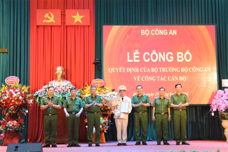 Lãnh đạo Cục Cảnh sát QLTG, CSGDBB, TGD tặng hoa chúc mừng Thiếu tướng Trần Văn Thiện. Ảnh: CAND. Lãnh đạo Cục Cảnh sát QLTG, CSGDBB, TGD tặng hoa chúc mừng Thiếu tướng Trần Văn Thiện. Ảnh: CAND.