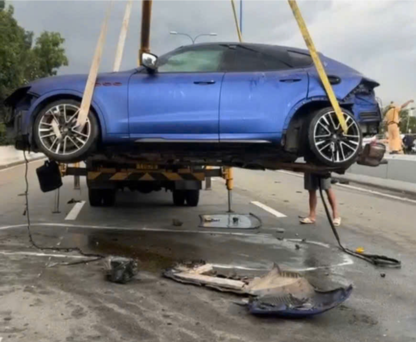 Xe cẩu kéo siêu xe rời khỏi hiện trường. Ảnh: Đ.L.