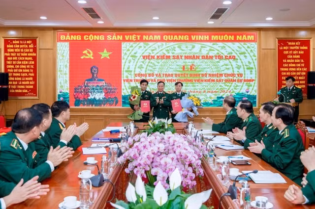 Trung tướng Tạ Quang Khải, Phó Viện trưởng Viện kiểm sát nhân dân tối cao, Viện trưởng Viện kiểm sát quân sự Trung ương, trao Quyết định bổ nhiệm chức vụ mới cho Thượng tá Phạm Văn Bạc và Trung tá Trần Văn Tuấn. Ảnh: Chinhphu.vn.