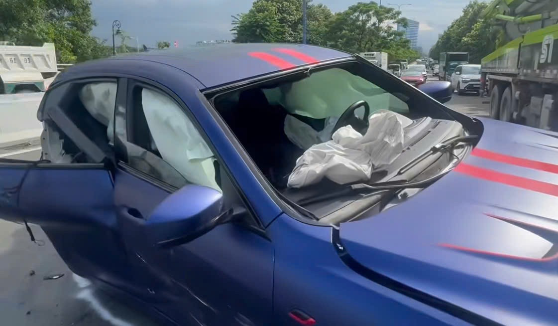 Hệ thống túi khí xe Maserati bung ra. Ảnh: Đ.L.